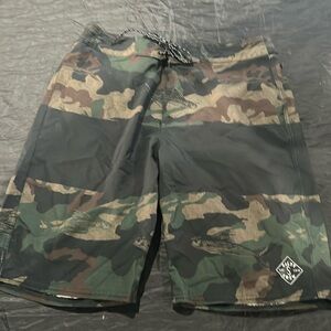 Men’s salty crew size 32 board short